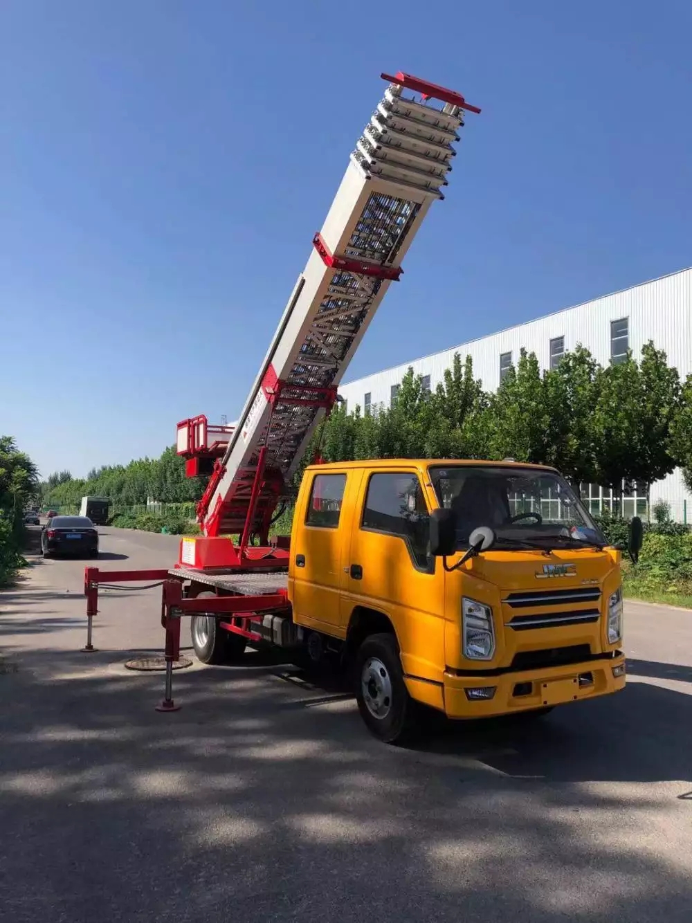 屯昌附近的云梯车出租服务：轻松解决高空作业需求